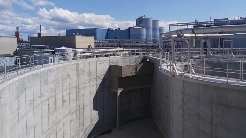 Stora Enson jätevesialtaan betoniset seinät ovat pyöreitä.