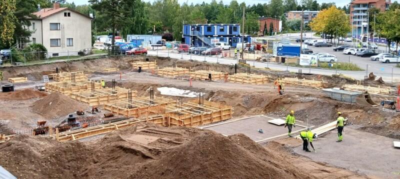 Pysäköintitalon rakennustyöt käynnistyivät Tuusulan Hyrylässä.