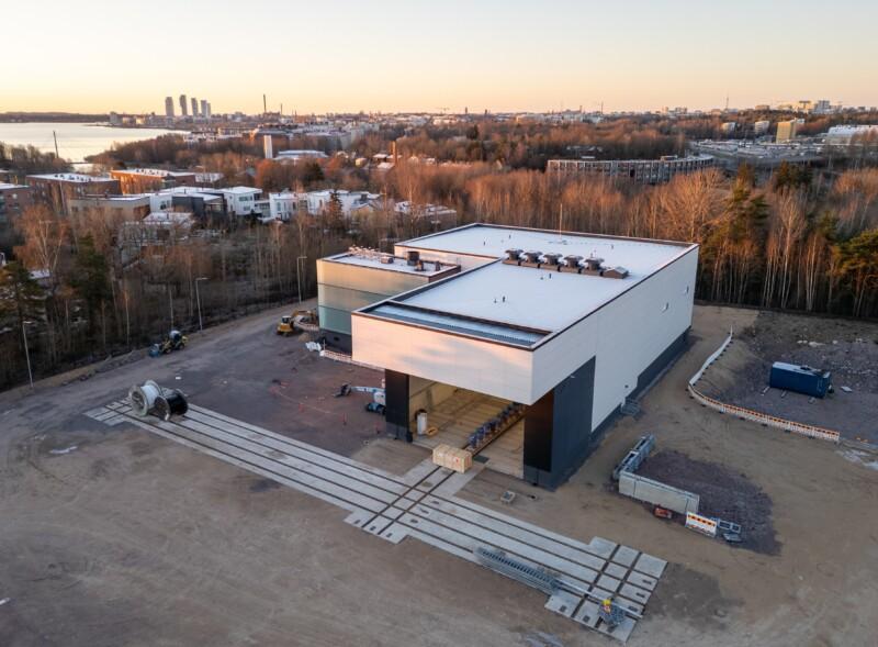 Ilmakuva sähköasemasta päiväsaikaan.