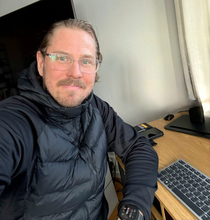 Nuori mies istuu työpöydän ääressä.