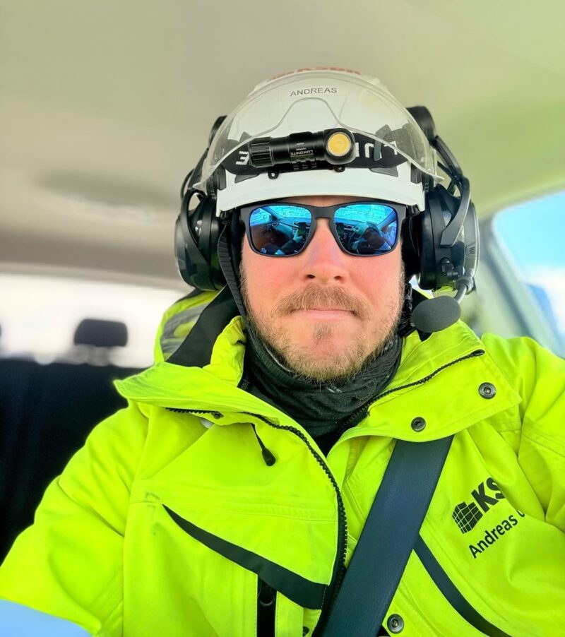 Andreas Olson istuu autossa keltainen huomioliivi yllään.