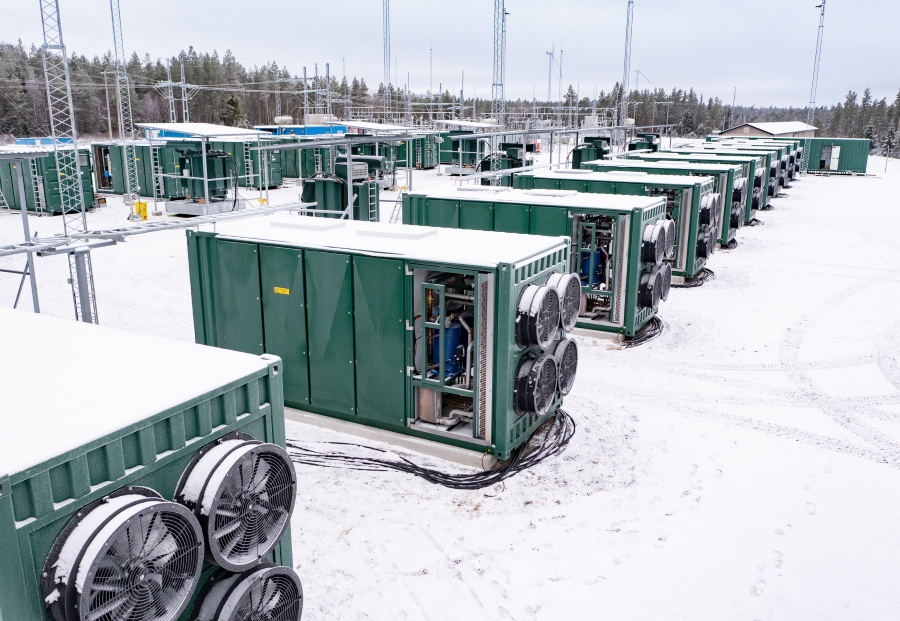 Akkuenergiavarastoja rivissä talvella.