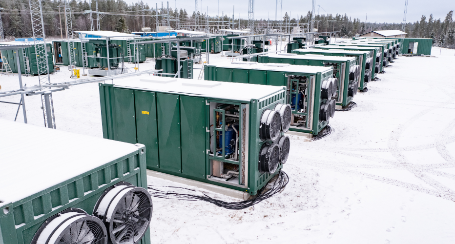 Akkuenergiavarastoja rivissä talvella.