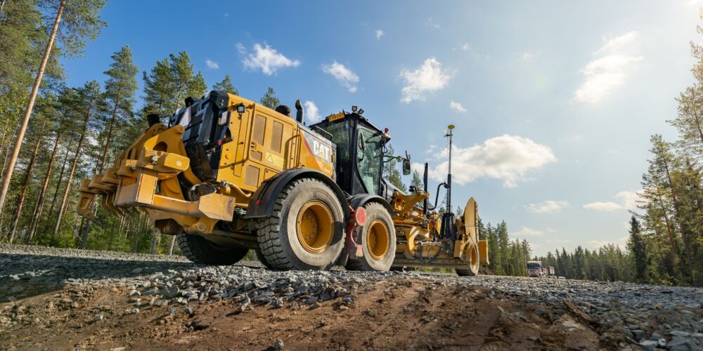 Maansiirtokone ajaa soraisella maaperällä.