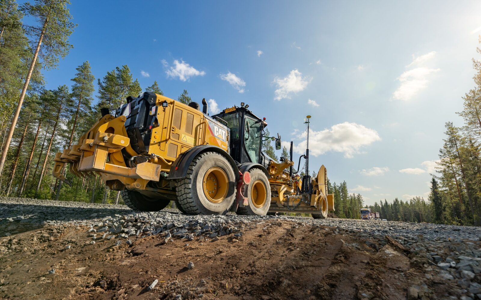 Maansiirtokone ajaa soraisella maaperällä.