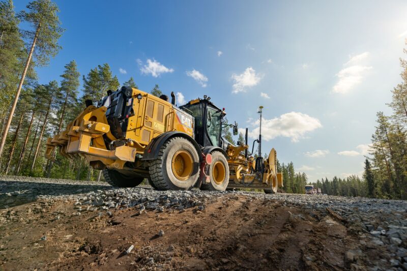 Maansiirtokone ajaa soraisella maaperällä.