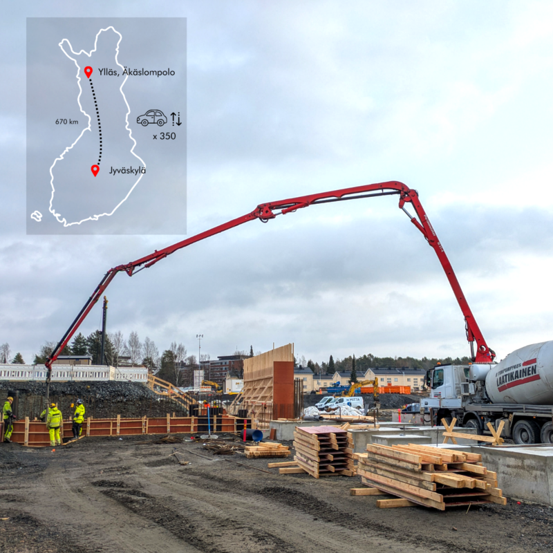 Nosturi tekee parkkityömaalla töitä. Ympärillä on kolme rakentajaa.