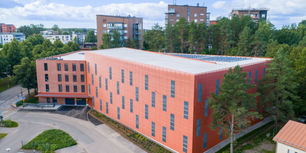 Ruskeatiilinen parkkitila on metsäisellä kaupunkialueella.