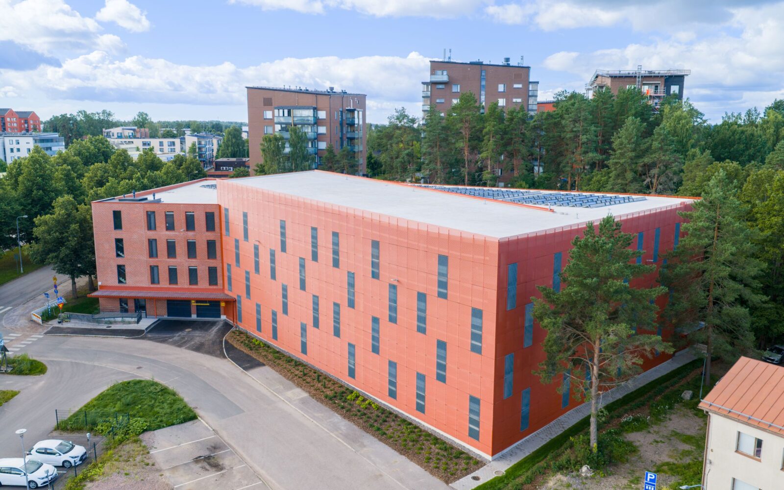 Ruskeatiilinen parkkitila on metsäisellä kaupunkialueella.
